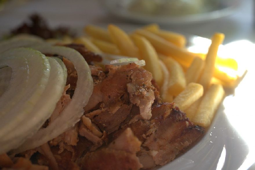 Leckerer Gyros mit Pommes auf teller Angerichtet wie bei Restaurant Imbiss Syrtaki mit leckeren griechischen Gyros Spezialitäten in Warendorf.
